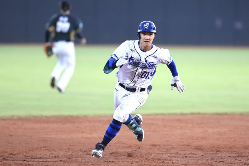 中華職棒5戰3勝制二軍總冠軍賽29日開打，富邦悍將劉承佑（圖）2局滿壘局面敲出清壘三壘打，助隊終場以9比4擊敗台鋼雄鷹、拿下首勝。（中華職棒提供）中央社記者謝靜雯傳真　115年9月29日