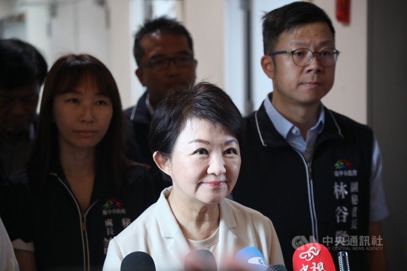 九合一選戰倒數，台中市長盧秀燕（前）29日接受媒體聯訪提到，新北市選情激烈，有人來向她借將，過去台中遇到困難也跟別人借將，人才互相幫忙本就應該。中央社記者趙麗妍攝　115年9月29日