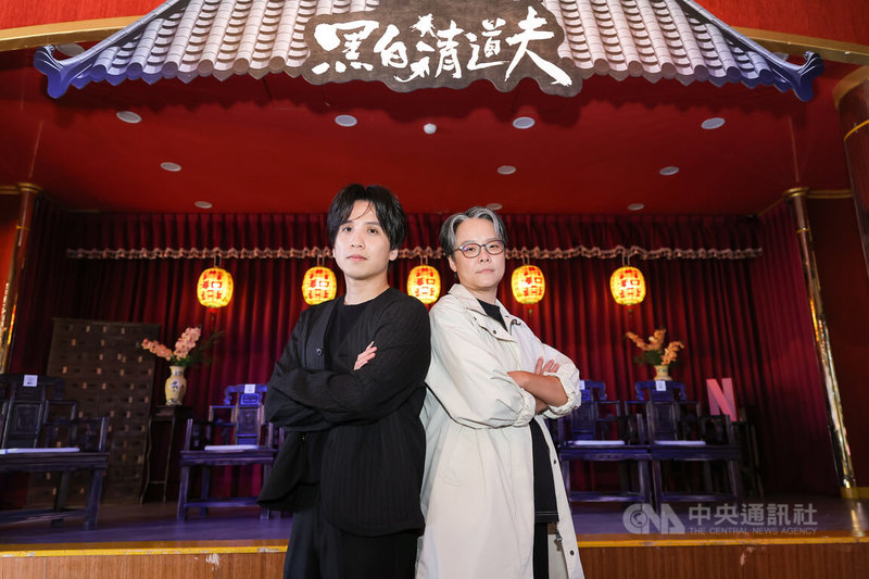 影集「黑白清道夫」打造臺灣以宮廟文化為核心的原創地下世界觀。此劇由電影「96分鐘」導演洪子烜(左)和影集「模仿犯」導演張亨如(右)一起創作。中央社記者翁睿坤攝 115年9月29日