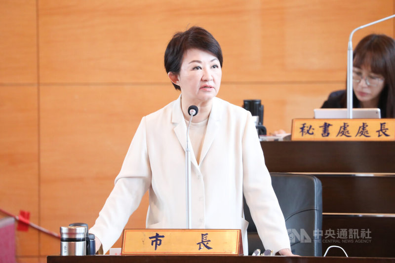 臺中市議會29日召開定期會，民進黨臺中市議員林德宇詢問如何看待兩岸關係的定位，臺中市長盧秀燕（前）答詢表示，堅持憲法、守護中華民國。中央社記者趙麗妍攝　115年9月29日