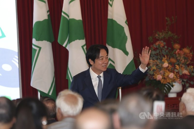 「民主進步黨40創黨暨建黨黨員聯誼餐敘」，29日中午在圓山大飯店舉辦，總統賴清德（中）出席，與黨員們揮手致意。中央社記者吳家昇攝 115年9月29日