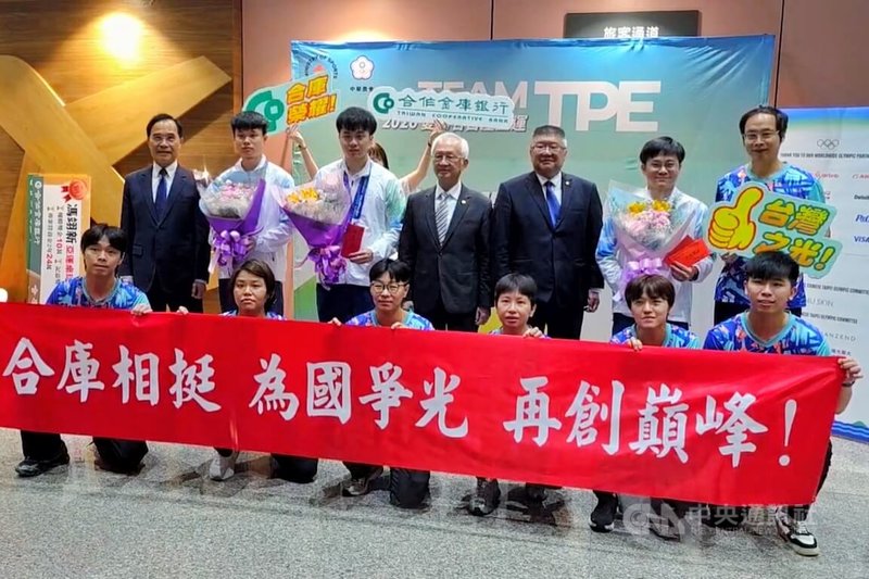 赴日本名古屋參加亞運的台灣桌球代表隊29日搭機返台，長期贊助選手的合作金庫派員到場接機。中央社記者吳睿騏桃園機場攝　115年9月29日