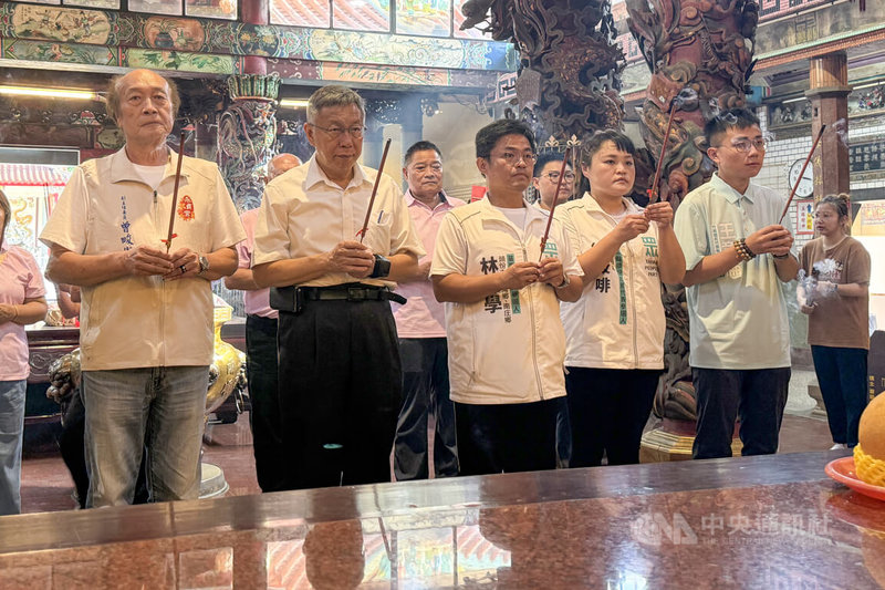 台灣民眾黨創黨主席柯文哲（前左2）29日下午到苗栗輔選，陪同黨籍縣議員及市民代表參選人至頭份田寮永貞宮參香祈福，隨後展開頭份地區掃街拜票。中央社記者管瑞平攝　115年9月29日
