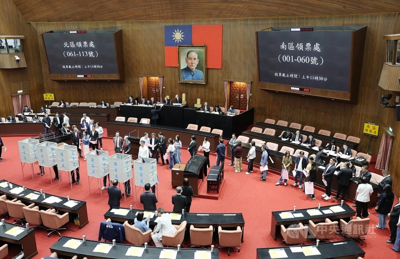 立法院會29日進行監察院人事同意權案記名投票表決，從上午10時開始投票，投票時間為1小時30分。中央社記者郭日曉攝 115年9月29日