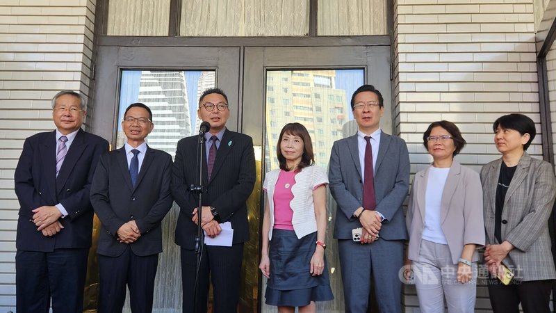 民眾黨立法院黨團29日開會，決議監察委員人事同意權案，黨團將一致投不同意。會後由黨團幹事長洪毓祥（左3）代表發言說明。中央社記者曾以寧攝　115年9月29日