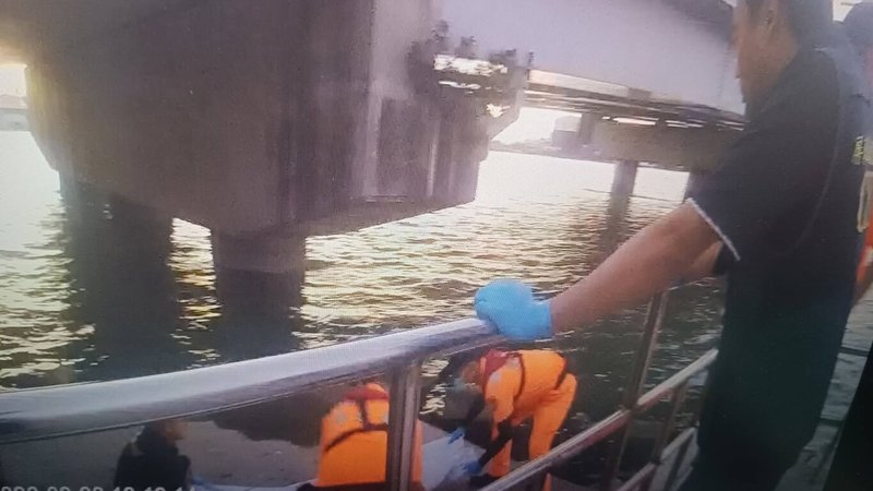 屏東縣東港鎮進德大橋下28日下午發現1具浮屍，警消獲報後將前往打撈遺體。目視為中年女性，無身分證件，確切身分與死因有待釐清。（屏東縣政府警察局東港分局提供）中央社記者黃郁菁傳真  115年9月29日