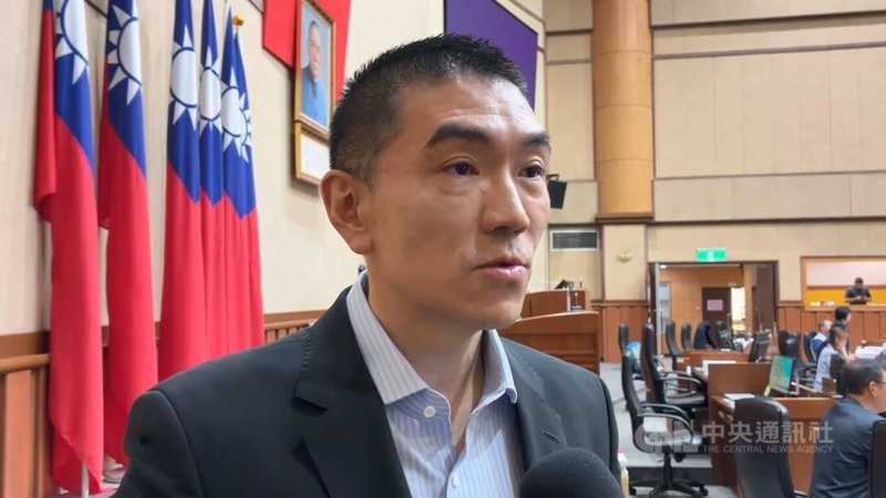 針對鏡週刊報導，基隆二信合作社高層輔選，涉違反行政中立，基隆市長謝國樑（前）29日受訪表示，民進黨基隆市長參選人童子瑋的父親擔任民防大隊長，卻在餐會公開支持兒子競選市長，才是真正違反行政中立。中央社記者王朝鈺攝　115年9月29日
