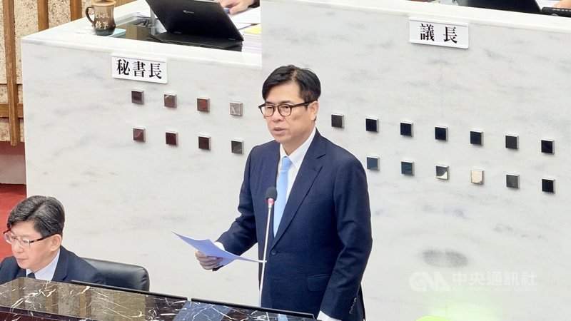 高雄市長陳其邁（右）29日赴市議會報告116年度總預算案編列情形，歲入編列新台幣1881億元、歲出編列1929億元，歲入歲出差短47.64億元。中央社記者林巧璉攝　115年9月29日