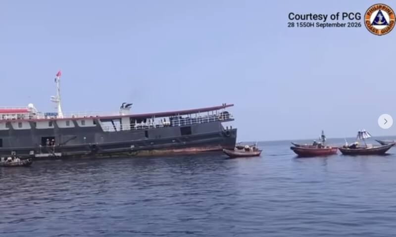 中國海上民兵船「9622」停留在菲律賓南鑰島西北方約1.2海里處，並部署24艘舢舨，每艘舢舨上各有2人。（圖取自facebook.com/WPSTransparencyOffice）