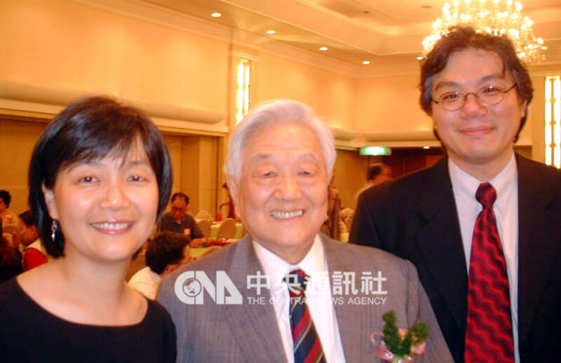 圖為皇冠出版社社長平鑫濤（中）2002年獲中國文藝協會榮譽文藝獎章，他的兒子平雲（右）、女兒平珩（左）陪同領獎。（中央社檔案照片）