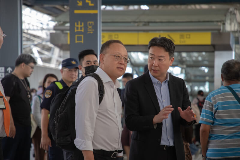 交通部長陳世凱（右）28日赴高鐵台中站視察時表示，尖峰時段要堅持「安全第一、疏運優先」的原則。（交通部提供）中央社記者余曉涵傳真 115年9月28日