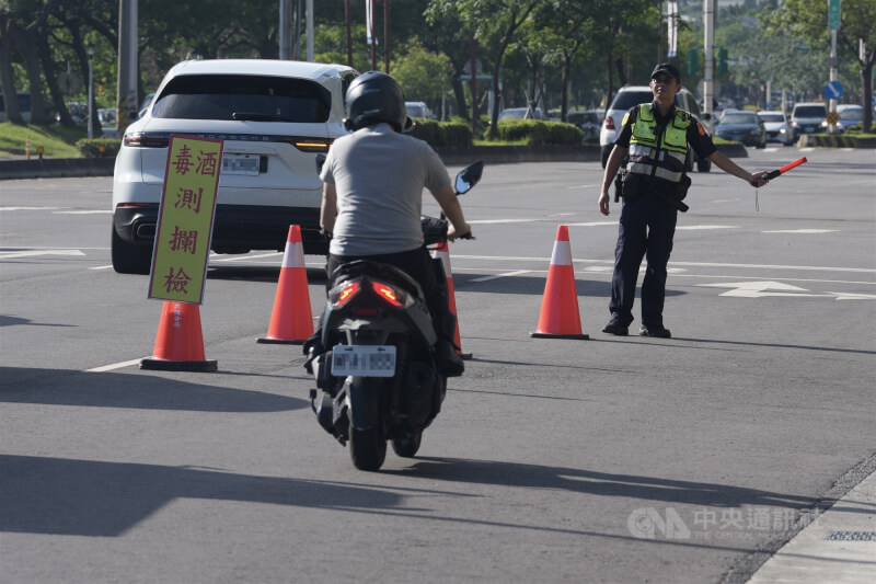圖為員警設置毒、酒測攔檢點。（中央社檔案照片）