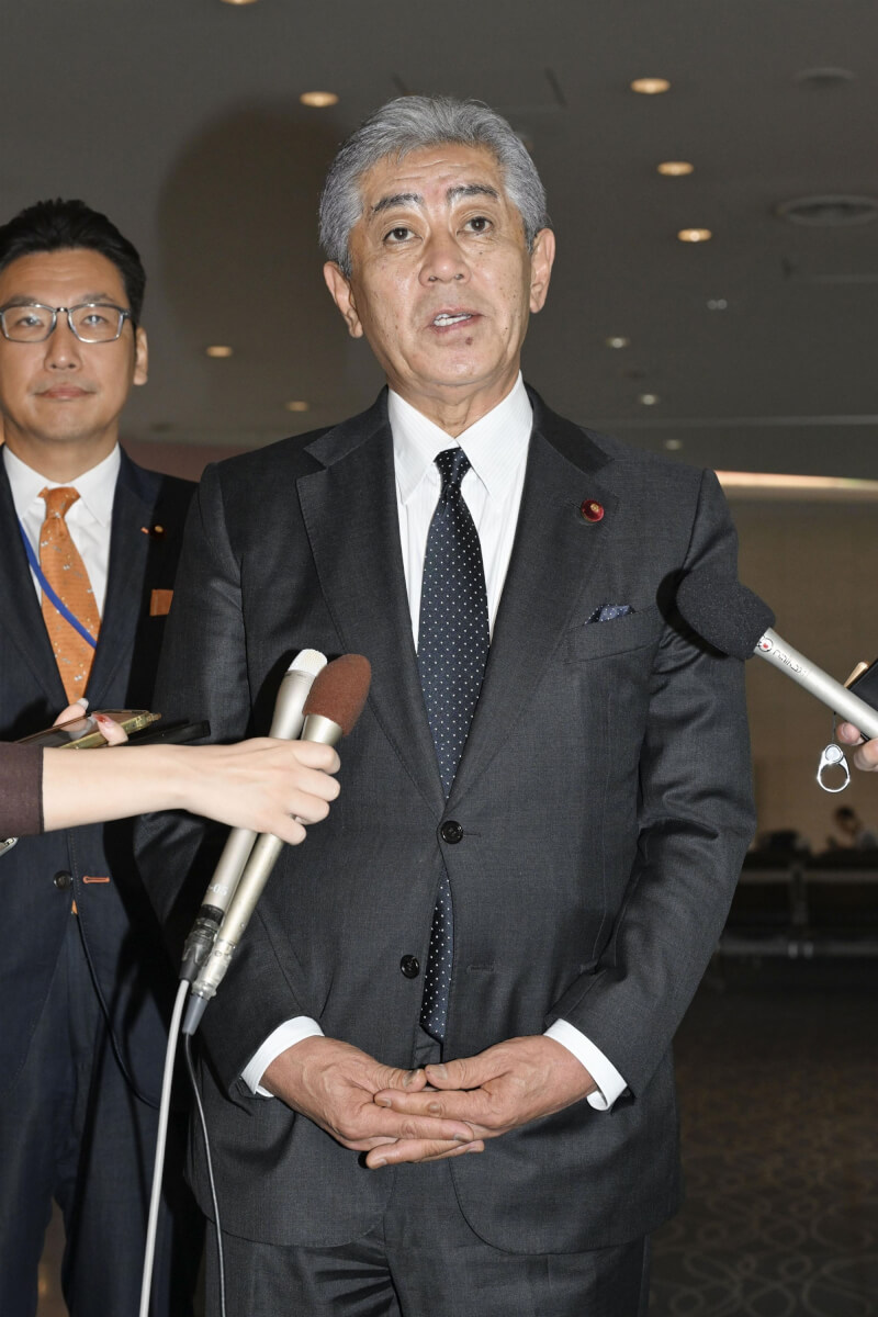 日本前外務大臣岩屋毅（圖）27日率國貿促成員赴北京前接受記者採訪。（共同社）