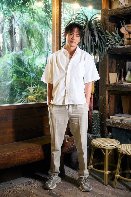 演員黃鐙輝（圖）今年入圍金鐘獎成績橫跨戲劇、綜藝，他以戲劇「我們與惡的距離2」入圍「戲劇節目男配角獎」、憑「真料理兩鍋論」角逐「綜藝節目主持人獎」，參與的「九條好漢在一班」也入圍「益智及實境節目獎」。（我在娛樂提供）中央社記者洪素津傳真　115年9月29日