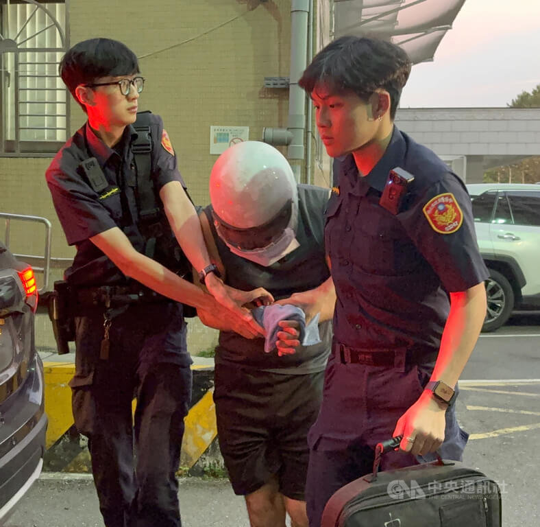 新北市三重區有女童身掛不雅字眼紙板，被家人帶著遊街。警方查獲女童父親（中）涉違反保護令，當場逮捕。29日傍晚移送新北地檢署，檢方複訊後聲押禁見。中央社記者曹亞沿攝　115年9月29日