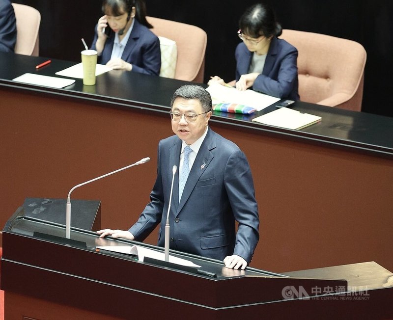 立法院新會期29日開議，行政院長卓榮泰（前）赴立院進行施政報告，他指出，朝野的和解共生是讓台灣大步向前邁進的動力，期許行政立法兩院，遵循憲法權力分立及財政紀律的秩序下，共同推動各項福國利民施政，帶給人民更好的生活，讓台灣在國際競爭中保持領先地位。中央社記者郭日曉攝　115年9月29日