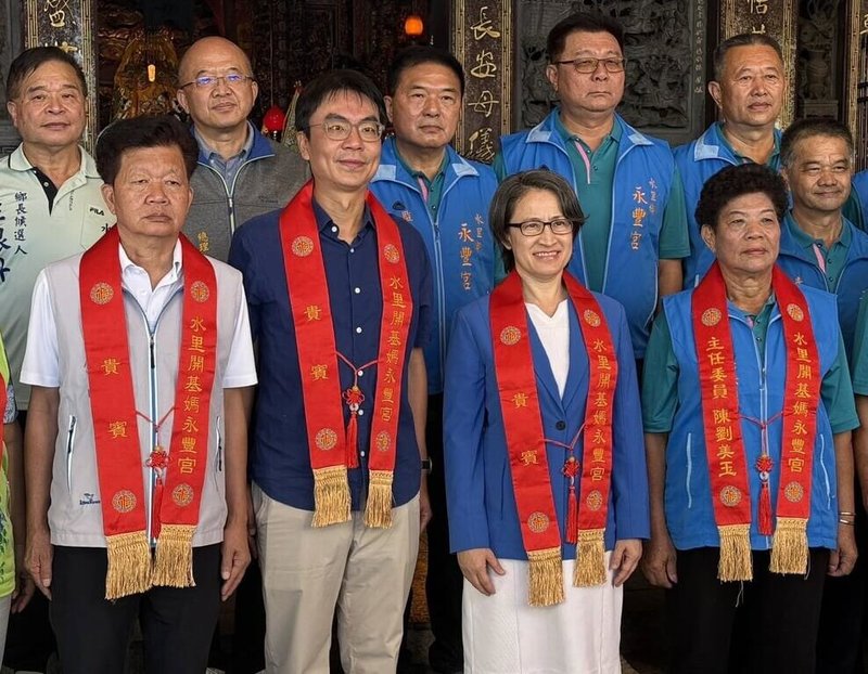 民進黨南投縣長參選人温世政（前左2）29日陪同副總統蕭美琴（前右2）到南投縣水里鄉永豐宮參香祈福，温世政也提出水里鄉發展構想。（温世政團隊提供）中央社記者蕭博陽南投縣傳真　115年9月29日