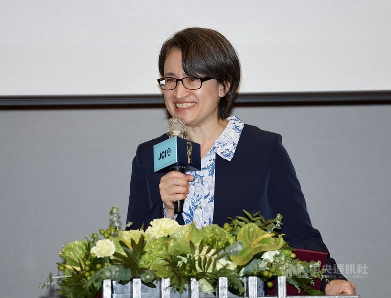 副總統蕭美琴（圖）30日在台北出席中華民國第64屆十大傑出青年當選公布記者會致詞表示，許多年輕人面對挫折與挑戰從不輕言放棄，而是選擇蹲下、扎根在地，以毅力及同理心解決問題，同時以國際視野，將台灣軟實力及影響力推向世界舞台。中央社記者張皓安攝　115年9月30日