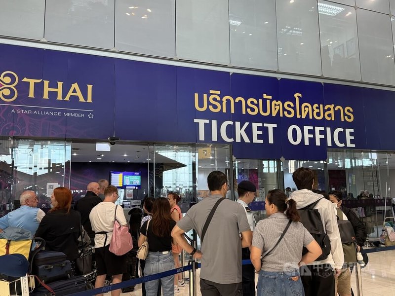 泰國洪災影響航空運輸,泰航取消部分航班,曼谷蘇凡納布機場泰航售票櫃台30日上午大排長龍,旅客等待改票及重新安排行程。中央社記者李宗憲曼谷攝 115年9月30日