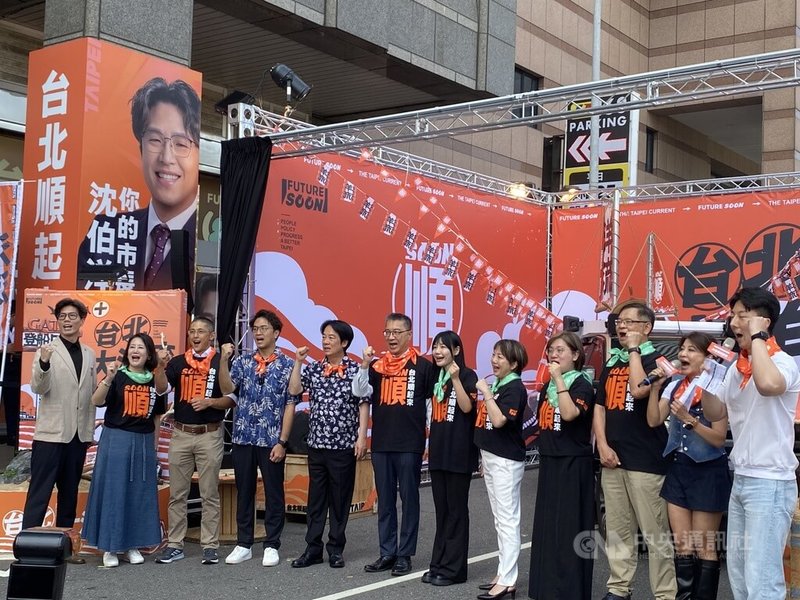 民主進步黨台北市長參選人沈伯洋（左4）30日舉行競選總部開箱記者會，邀民進黨主席賴清德（左5）出席；沈伯洋說，10月啟動「大洋流計畫」，透過「洋流號」車隊掃街、宣講與數位互動，向選民說明政見。中央社記者黃麗芸攝　115年9月30日