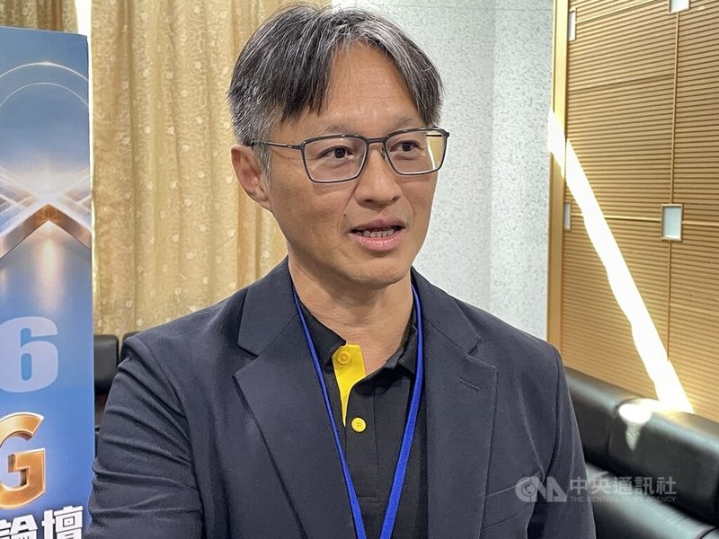 群聯電子創辦人暨執行長潘健成30日出席論壇活動接受採訪表示，樂見記憶體大廠擴充DRAM和Flash產能，但記憶體供需平衡還要很多年，他預期AI發展不會停緩，促使關鍵元件持續缺貨，消費電子市場還要辛苦很久。中央社記者鍾榮峰攝　115年9月30日