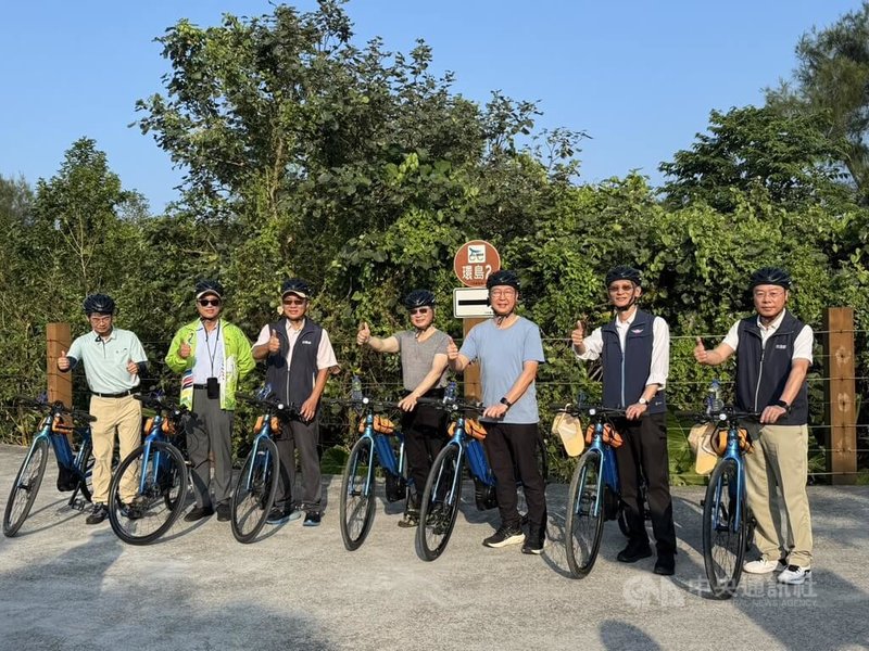 交通部長陳世凱（右3）與行政院顧問李孟諺（左4）30日共同視察自行車環島2號線，標誌標線等全面優化，預計年底啟用。中央社記者余曉涵攝　115年9月30日