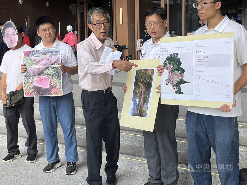 台灣樹人會秘書長潘翰疆（右3）30日指出，2年來台北市減少約1.3萬棵樹的樹冠面積，市長蔣萬安卻回應是增加1.3萬棵樹，潘翰疆質疑，市府用私有樹作為新增樹木，以砍老樹種小樹充業績。中央社記者楊淑閔攝　115年9月30日