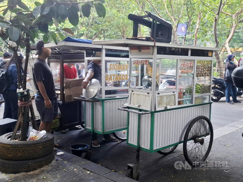 印尼標準式QR支付碼（QRIS）已普及到不同規模的商家，小額消費也能直接掃碼完成。圖為印尼雅加達一家路邊攤的推車，QRIS支付碼貼在玻璃展示櫃上，供消費者付款使用。中央社記者羅薇佳雅加達攝　115年9月30日