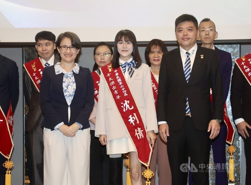 副總統蕭美琴（前左）30日在台北出席中華民國第64屆十大傑出青年當選公布記者會，蕭副總統為當選人佩掛榮譽肩帶後合影。中央社記者張皓安攝　115年9月30日