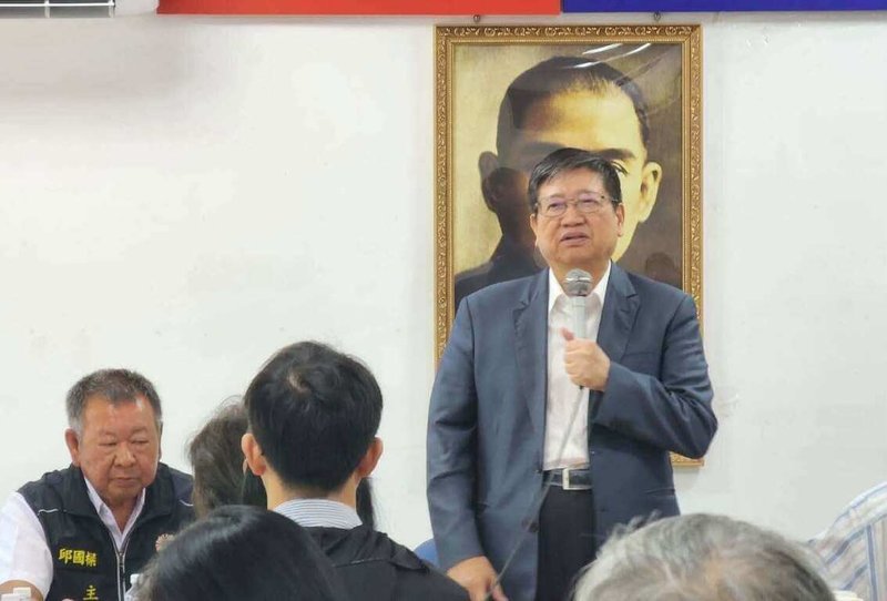 兼任中國國民黨新竹縣黨部主任委員的新竹縣長楊文科30日（後，站立者）表示，將整合黨部、競選總部及13鄉鎮市力量，強化組織分工、凝聚黨內團結，擦亮國民黨品牌。（國民黨新竹縣黨部提供）中央社記者郭宣彣傳真 115年9月30日