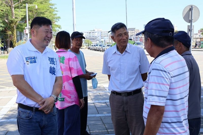 花蓮縣長參選人持續爭取支持，其中無黨籍參選人張峻（左）主張提高敬老愛心卡額度及司機獎勵金，也赴花蓮火車站與計程車駕駛交流，傾聽意見。（張峻競選團隊提供）中央社記者張祈傳真　115年9月30日