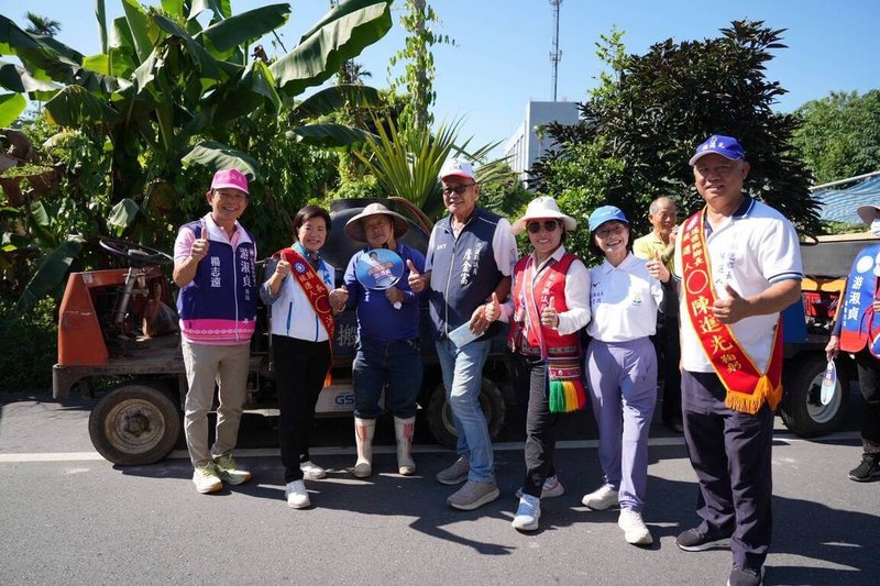 國民黨花蓮縣長參選人游淑貞（左2）連2天走訪瑞穗鄉，喊出未來要讓瑞穗成為中南區的產業與觀光樞紐，將文旦、鳳梨、鮮乳、茶葉與咖啡接上加工、冷鏈及品牌。（游淑貞競選團隊提供）中央社記者張祈傳真　115年9月30日