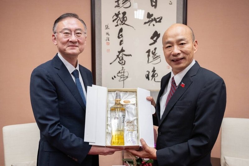 立法院長韓國瑜（右）30日接見駐台北韓國代表部代表黃載皓（左）一行，期盼台灣與韓國增加互動交流，深化對彼此的瞭解。 （立法院提供） 中央社記者王承中傳真　115年9月30日