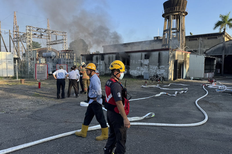 台南市永康區一間工廠30日下午發生火災，疑似為高壓電變電箱事故引起，消防人員待斷電後進行殘火處理，於晚間將火勢撲滅，一名員工疑似觸電明顯死亡。（讀者提供）中央社記者楊思瑞台南傳真　115年9月30日