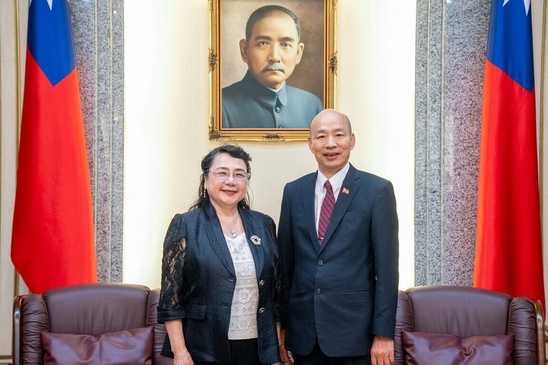 立法院長韓國瑜（右）30日接見世界台灣商會聯合總會長溫嵐珠（左）一行，盼攜手傳承文化、拓展經貿交流。（立法院提供） 中央社記者許維庭傳真　115年9月30日