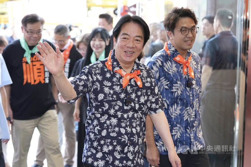 台北市長參選人沈伯洋（右）競選總部30日舉行開箱記者會，身兼民進黨主席的總統賴清德（中）到場參觀，向媒體揮手致意。中央社記者徐肇昌攝　115年9月30日