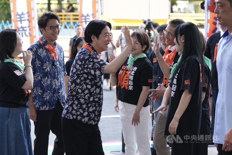 台北市長參選人沈伯洋（左2）競選總部30日舉行開箱記者會，身兼民進黨主席的總統賴清德（左3）出席力挺，與競選團隊擊掌致意。中央社記者徐肇昌攝　115年9月30日