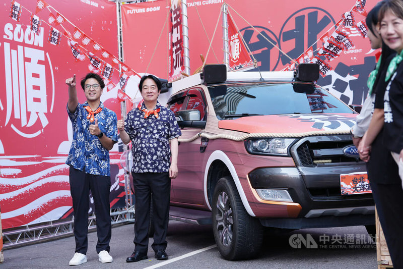 台北市長參選人沈伯洋競選總部30日舉行開箱記者會，身兼民進黨主席的總統賴清德（右）與沈伯洋（左）開箱「洋流號」競選掃街車。中央社記者徐肇昌攝 115年9月30日