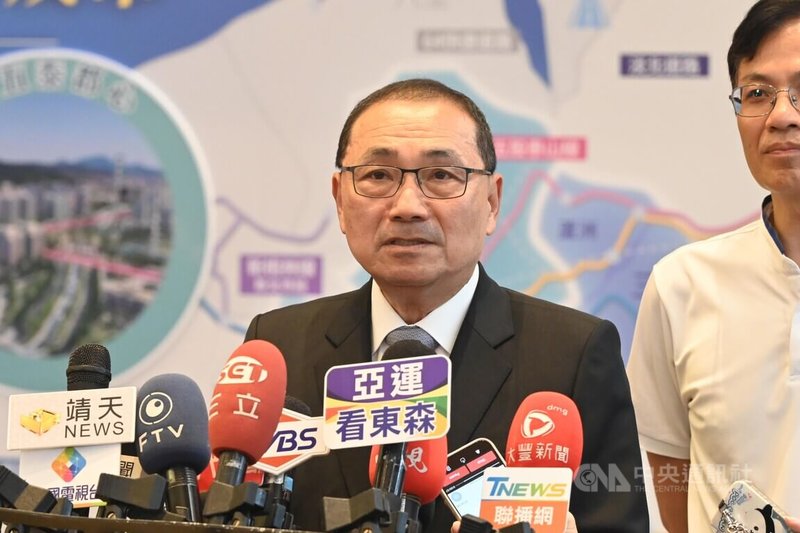 新北市長侯友宜（前）30日表示，新北市在未來10年內會完成4大都心，未來發展可期，不但躍升為國際大都會，近幾年在各項評核中，新北市在國際大都市排名也都名列前茅。中央社記者王鴻國攝　115年9月30日