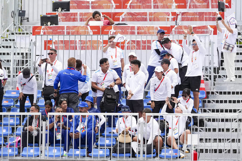 名古屋亞運射箭男子複合弓團體銅牌戰30日登場，台灣隊以234比233險勝韓國奪得銅牌，場邊台灣加油團賽後開心歡呼慶祝。中央社記者鄭清元愛知攝　115年9月30日