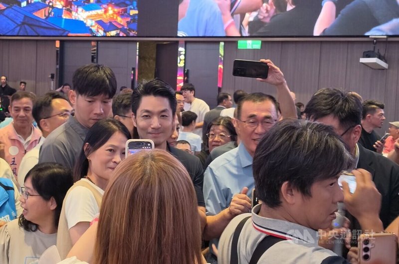 國民黨新北市長參選人李四川（中右藍衣者）30日晚間合體台北市長蔣萬安（中左），共同出席雙北觀光產業中秋論壇餐會，吸引在場民眾爭相握手及合影。中央社記者王鴻國攝　115年9月30日
