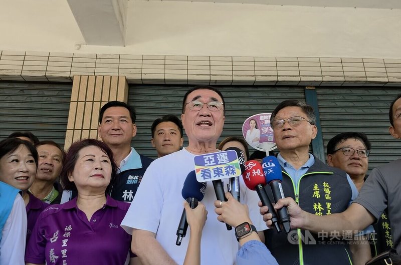 中國國民黨新北市長參選人李四川（前中）30日受訪表示，雙北一定要共治才能共榮、共好。中央社記者王鴻國攝　115年9月30日