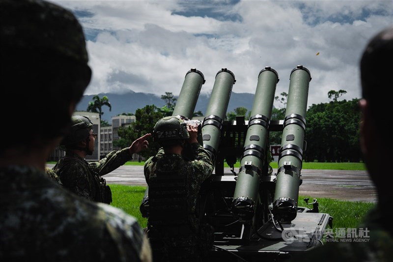 圖為陸軍無人系統訓練指揮部介紹美製ALTIUS 600M攻擊型無人機的作戰效能與訓練流程。（中央社檔案照片）