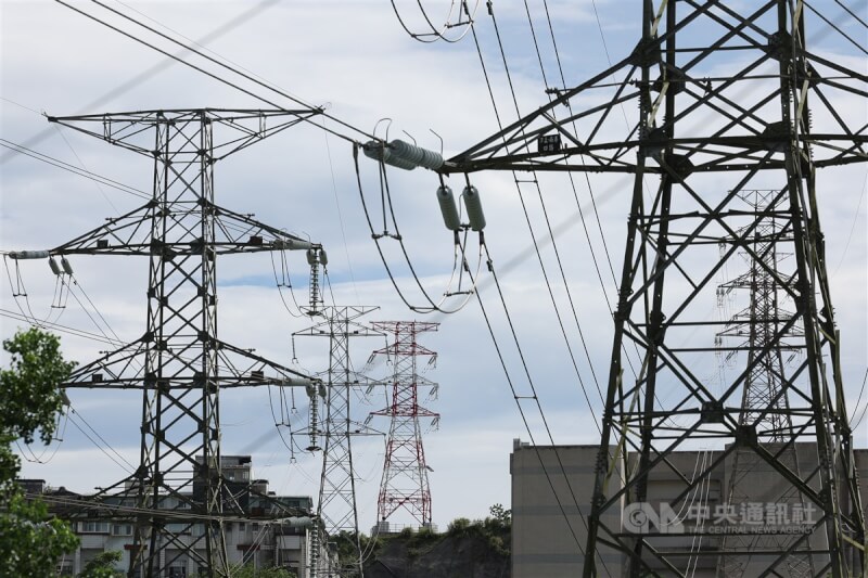中油宣布調漲10月電業氣價，台電估計，每月燃料支出成本增加逾200億元。（中央社檔案照片）