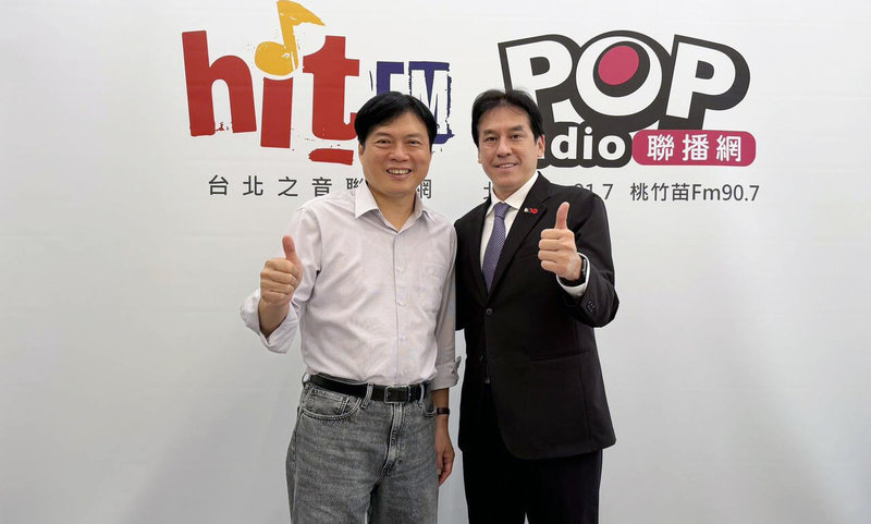 民進黨宜蘭縣長參選人林國漳（左）30日接受廣播專訪，拋出規劃設立「縣長給你問」時段，由縣長在縣府面見鄉親，第一線傾聽民眾急難陳情與地方需求。（林國漳競選辦公室提供）中央社記者王朝鈺傳真　115年9月30日