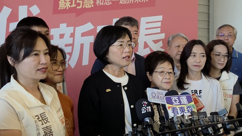 民主進步黨新北市長參選人（前左2）30日說，她與民進黨台北市長參選人沈伯洋提「雙北共好」，希望維持各自主體性，利用各自特色和優勢，讓新北被看到、被認同與被喜歡。中央社記者王鴻國攝　115年9月30日