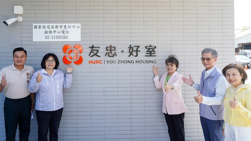 內政部長劉世芳（右3）30日偕同立委王美惠（左2）視察甫於21日竣工的嘉義市首案中央社宅「友忠．好室」。（國家住都中心提供）中央社記者吳書緯傳真　115年9月30日