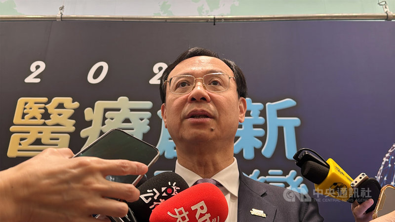 針對民眾提案開放一定年紀青少年可自行接受身心科初步評估與諮詢。衛福部長石崇良30日出席活動前接受媒體聯訪表示，已就心理諮商部分函示，若當事人足以了解諮商內容，不一定要家長陪同。中央社記者沈佩瑤攝　115年9月30日