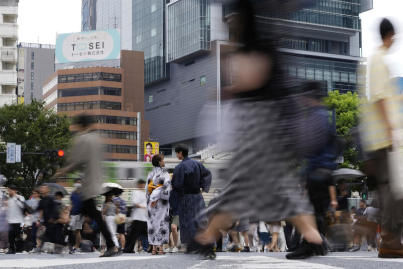 日本人口減少逾317萬人，外國人口增加384萬人創歷史新高，成為支撐日本勞動市場的重要力量。圖為行人穿梭在澀谷街道。（共同社）