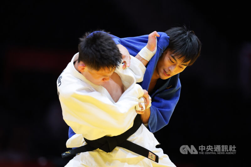 台灣柔道一哥楊勇緯（藍衣）30日在名古屋亞運柔道男子60公斤級銅牌戰，面對中國好手馬鈺林（白衣），一路激戰至黃金得分，可惜遭到對手反摔吞敗。中央社記者翁睿坤愛知攝　115年9月30日
